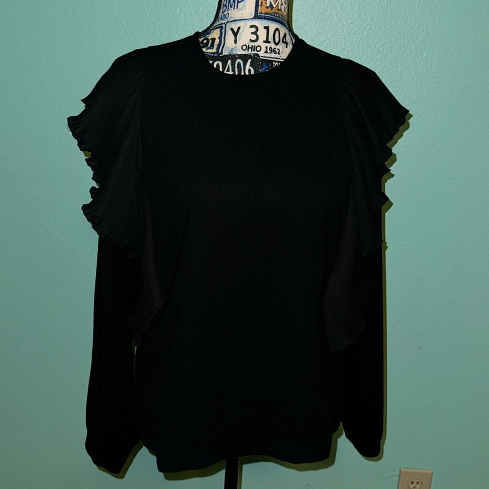 Cute blouse with flutter sleeves